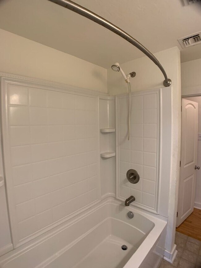 Building Photo - Edmond 3 bed 1 1/2 bath close to UCO