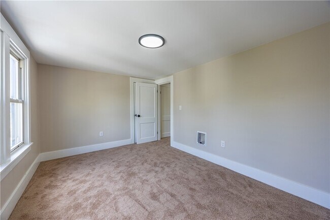 Building Photo - 232 St Clair St