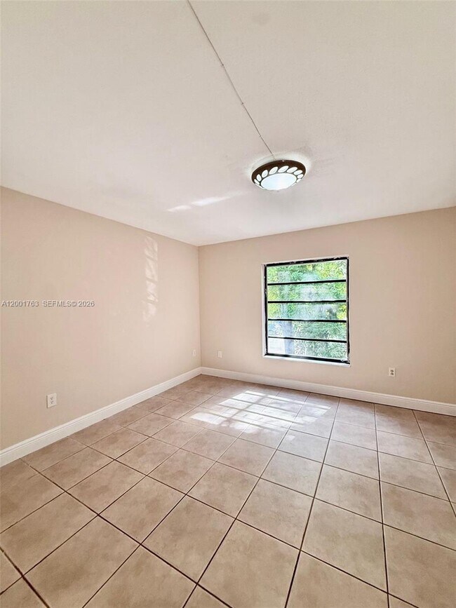 Building Photo - 10403 N Kendall Dr
