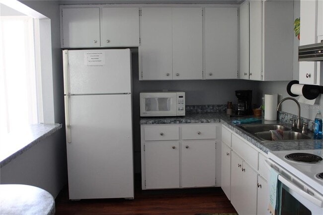 Building Photo - 5062 Live Oak Cir