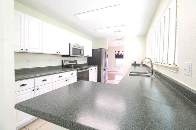 Building Photo - 8118 Chestnut Manor Dr