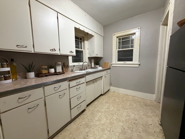 Building Photo - 2 bed, 1 bath home for rent in Waterloo