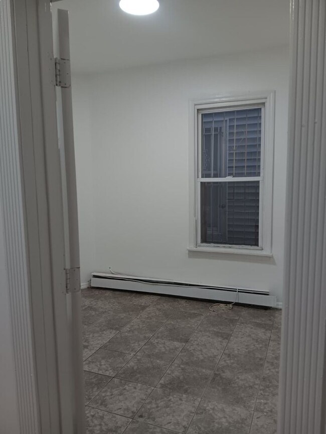 Building Photo - Beautiful two bedroom apartment in Newark
