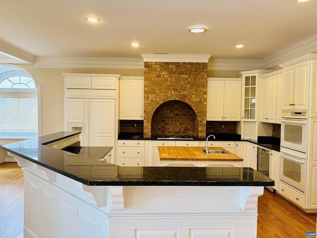 Building Photo - 495 Ednam Cir