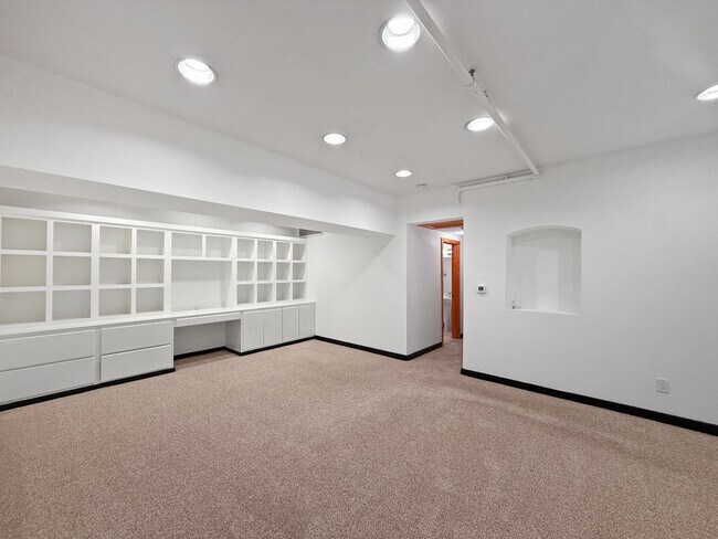 Building Photo - Stunning 1B/2BA Loft w/ Original Mural by ...