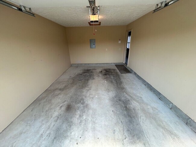 Building Photo - One Bedroom Apartment Available!