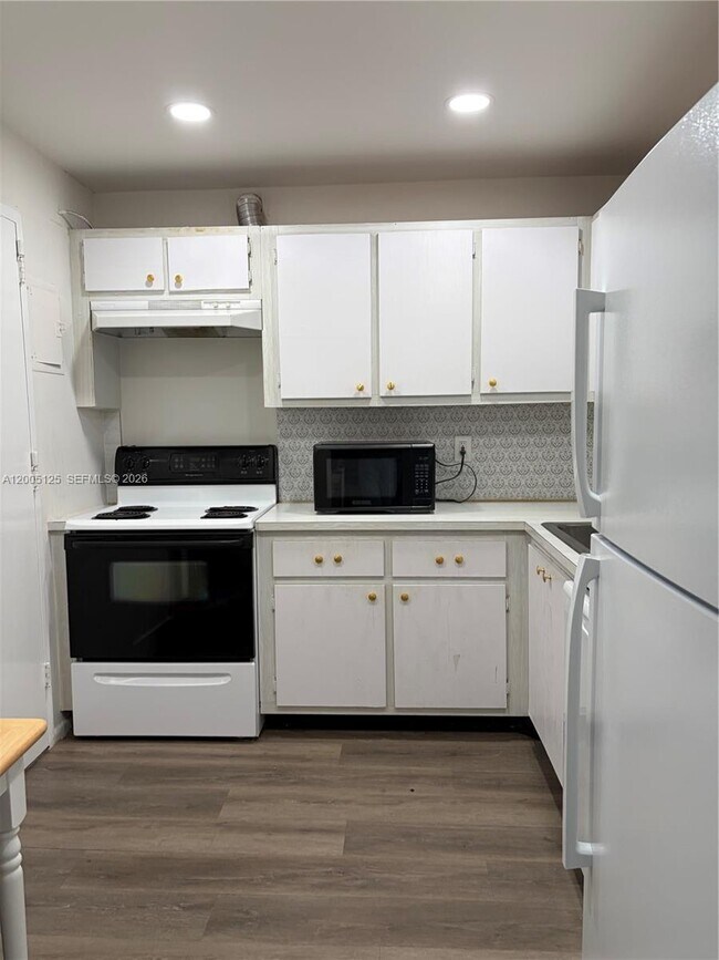 Building Photo - 401 Golden Isles Dr