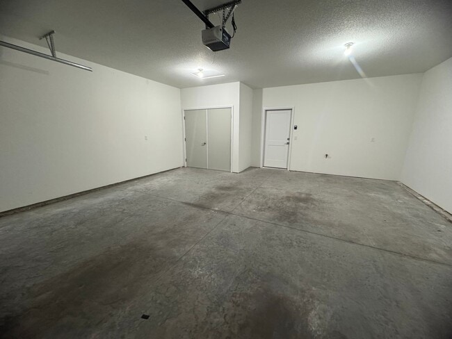 Building Photo - 1/2 OFF SECURITY DEPOSIT!!  2 Bedroom 2 bath Townhome in East Moline