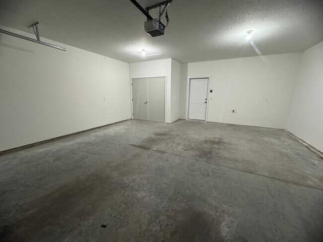 Building Photo - 2 Bedroom 2 bath Townhome in East Moline