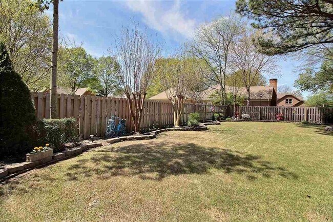 Building Photo - 2345 Linkenholt Dr