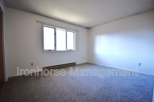 Building Photo - 811 W Villard St