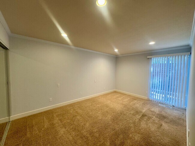 Building Photo - Gorgeous Lower End Unit with Inside Laundry Available Now!