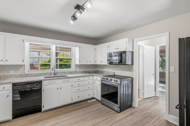 Building Photo - NW - Large Brick Ranch, Updated, Hardwoods, LR, DR, Den, Two Decorative Fire Places, Fenced, Stor...