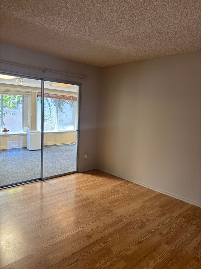 Building Photo - Spacious 2 Bedroom with Sunroom & Office 5...
