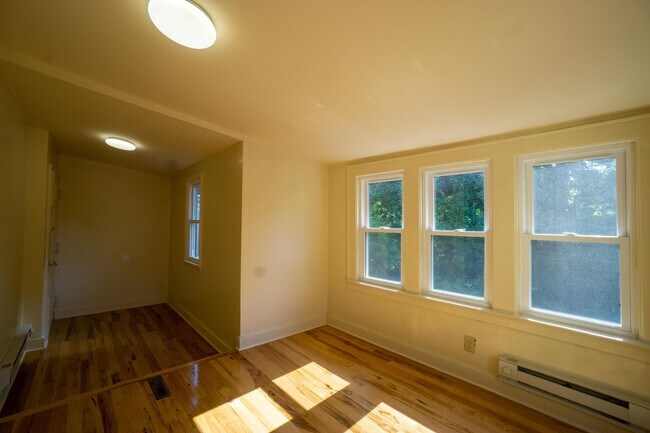 Building Photo - Newly renovated 3 bedroom apartment close ...
