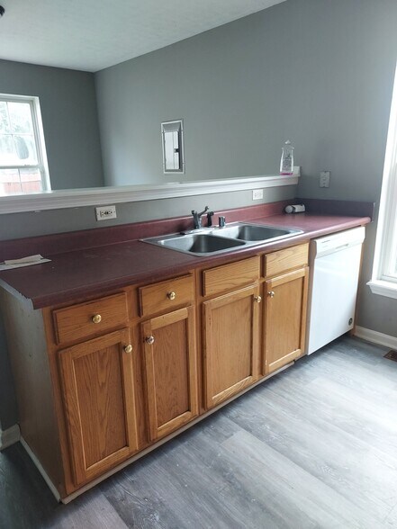Kitchen sink - 1216 Lipps Ln