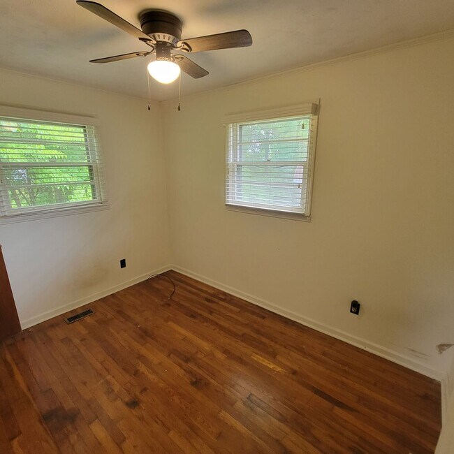 Building Photo - 3/1 Brick Ranch-Cookeville City-Carport