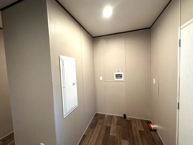 Building Photo - Brand new Efficiency 1 BR mobile home with large bonus room