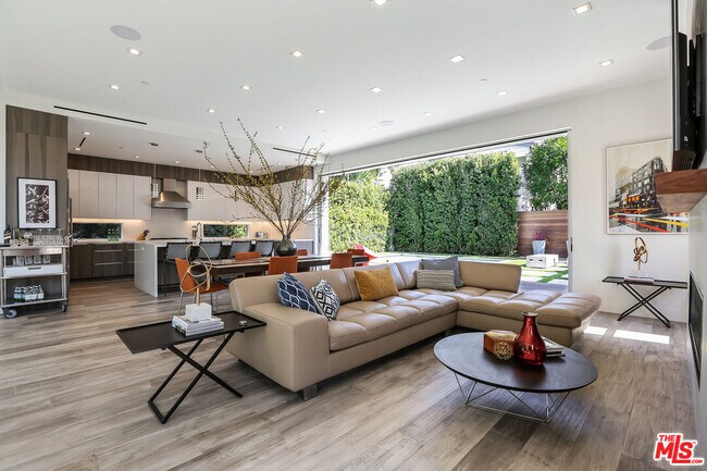 Building Photo - 912 N Crescent Heights Blvd