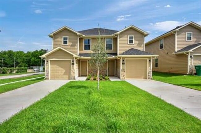 Building Photo - 243 W Forest Ave