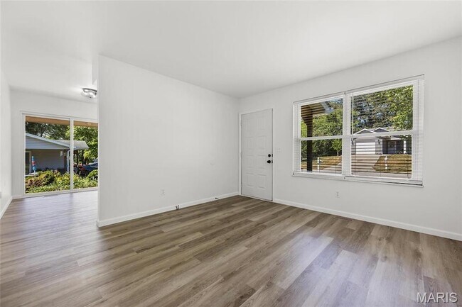 Building Photo - 32 Laura Dr