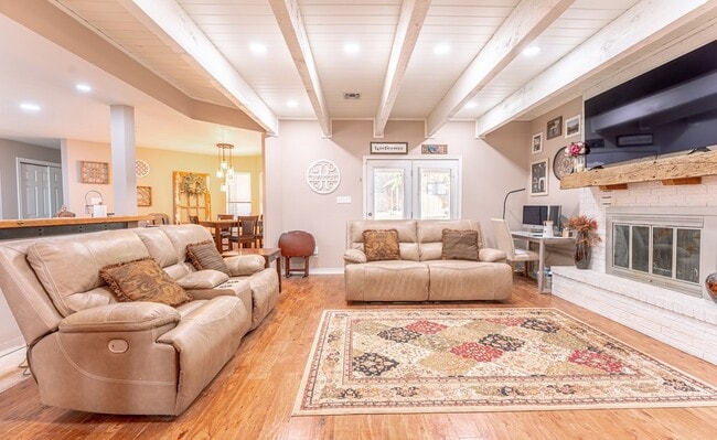 Building Photo - 117 Holly Hill Dr