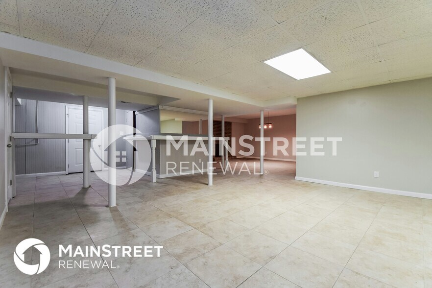 Building Photo - 6112 Lakeshore Dr SE