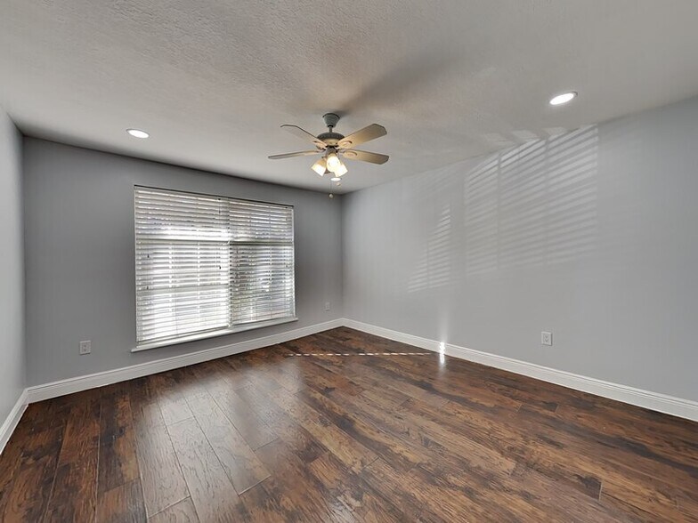 Building Photo - 3979 Versailles Dr