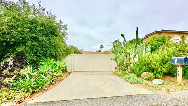 Building Photo - Lovely & Freshly Updated, Remodeled, Paint...