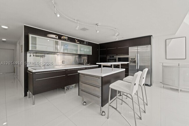 Building Photo - 6000 Collins Ave