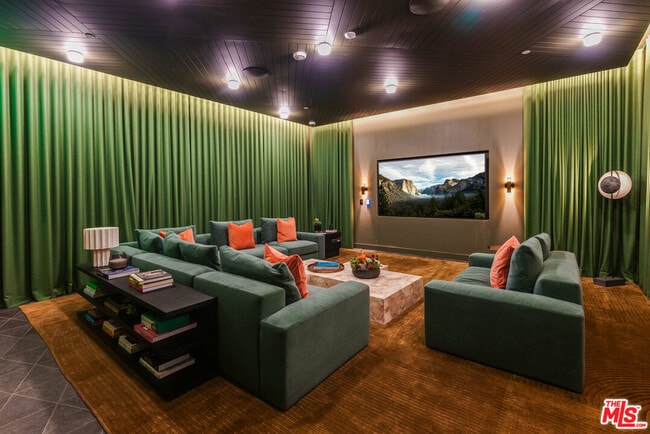 Building Photo - 700 Broadway