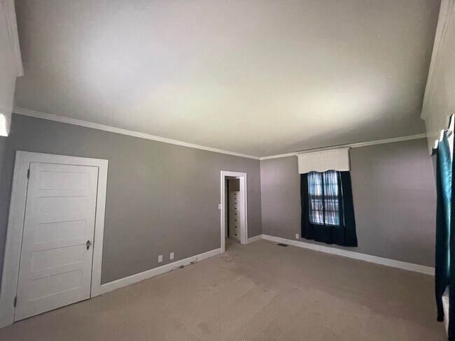 Building Photo - 329 Country Club Rd