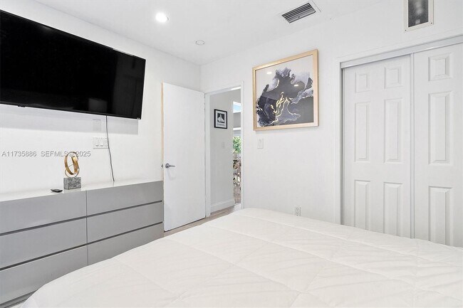 Building Photo - 2541 NE 195th St