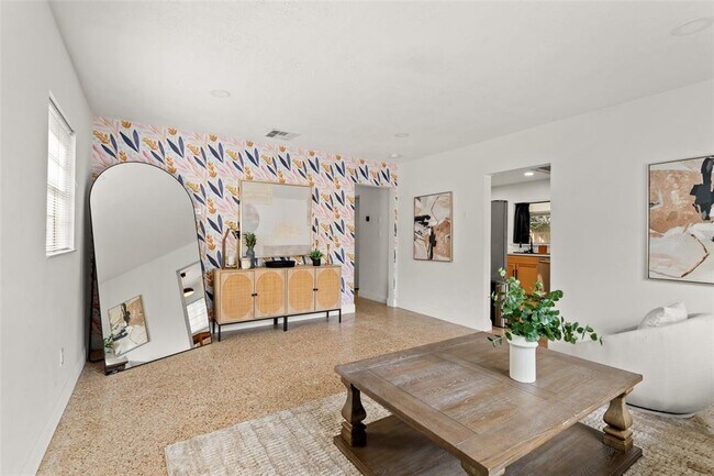 Building Photo - 314 W Alva St