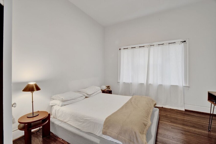 Building Photo - 2134 16th Ave S