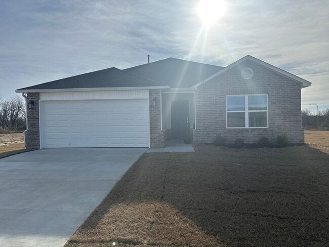 Building Photo - Three Bedroom | Two Bathroom Home in Claremore
