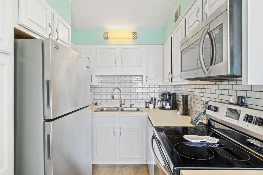 Building Photo - 8743 Thomas Dr