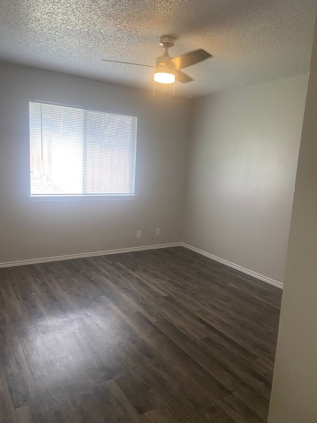Building Photo - 2 bedroom 2 bath Duplex