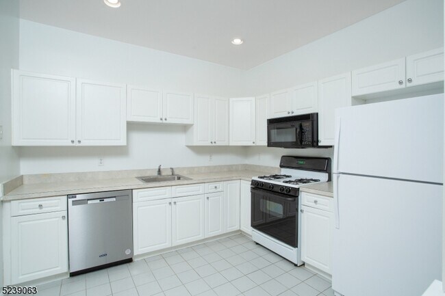 Building Photo - 572 Old Dover Rd