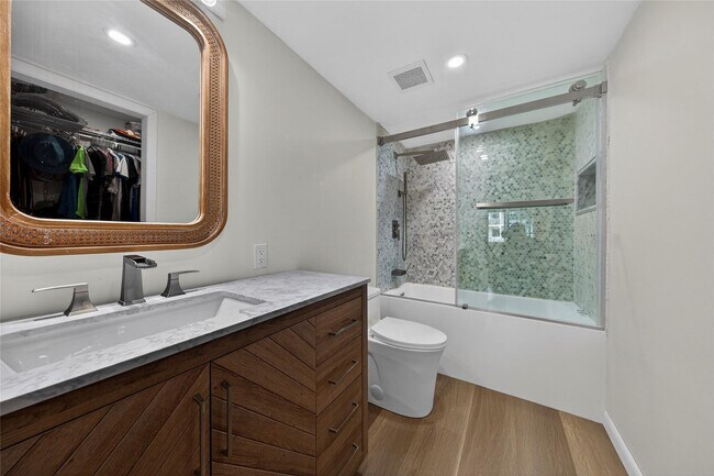 Building Photo - 700 SE 2nd Ave