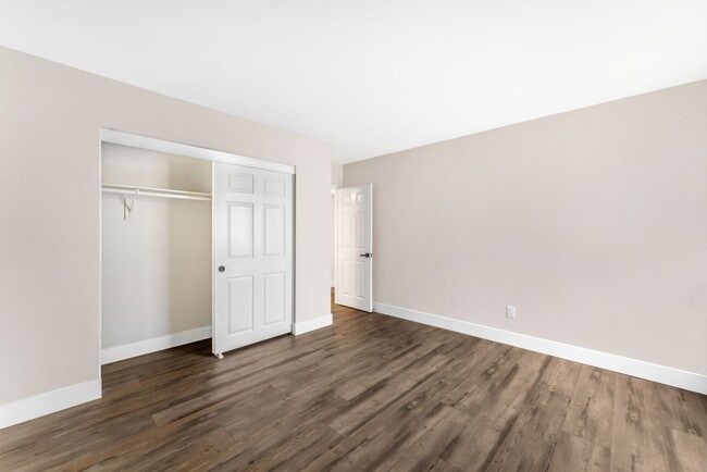 Building Photo - Modern Condo in Guard-Gated Community!