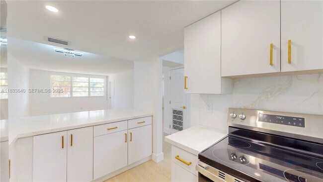 Building Photo - 1333 E Hallandale Beach Blvd