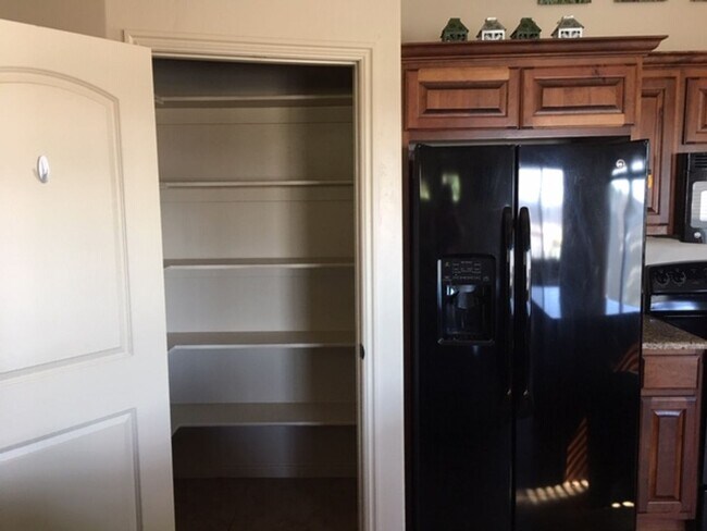 Building Photo - Roomy townhome