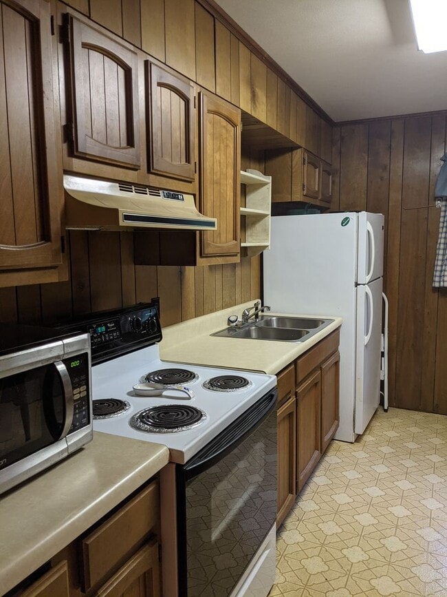 Building Photo - Montreat School Year Rental