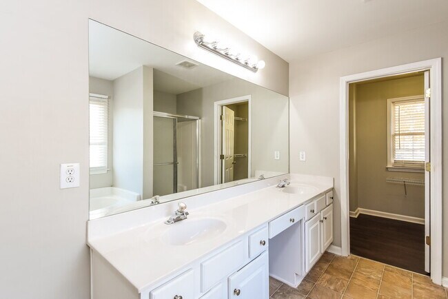 Building Photo - 214 Elmbrook Ln