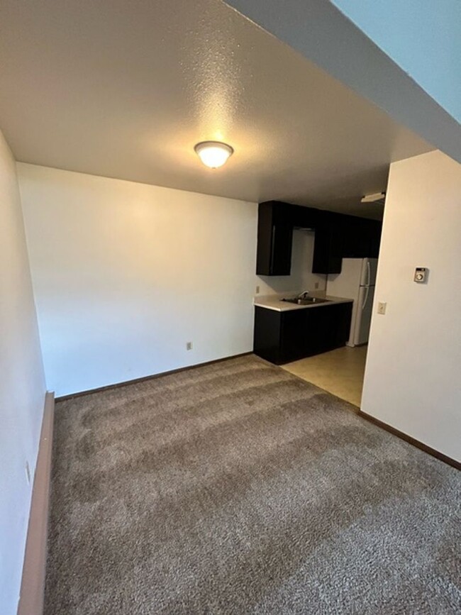 Building Photo - 2 Bedroom 1 Bathroom Centrally Located -MO...