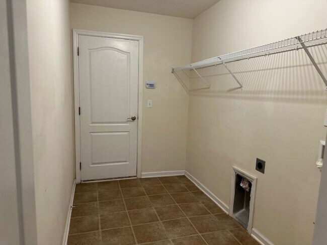 Building Photo - Large 3BD/2BA |Quiet Setting | Fenced Yard