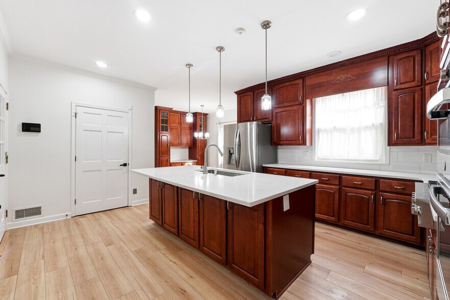 Building Photo - Room in House on River Park Dr