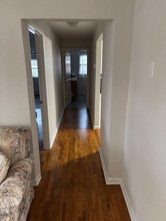 Building Photo - Beautiful Move in ready House!