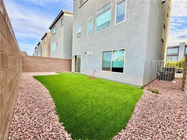 Building Photo - 8044 Carpenter Creek Ave